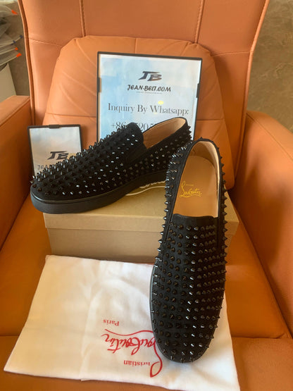 Christian Louboutin - Patinete con ruedas negro sin cordones y tachuelas