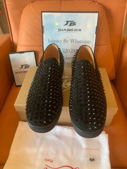 Christian Louboutin - Patinete con ruedas negro sin cordones y tachuelas