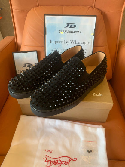 Christian Louboutin - Patinete con ruedas negro sin cordones y tachuelas