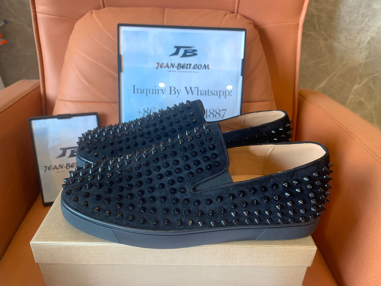 Christian Louboutin - Patinete con ruedas negro sin cordones y tachuelas