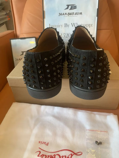 Christian Louboutin - Patinete con ruedas negro sin cordones y tachuelas