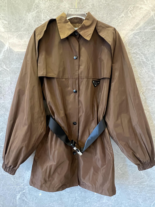 Chaqueta cortavientos con cinturón para mujer de Prada en marrón