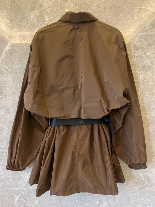 Chaqueta cortavientos con cinturón para mujer de Prada en marrón