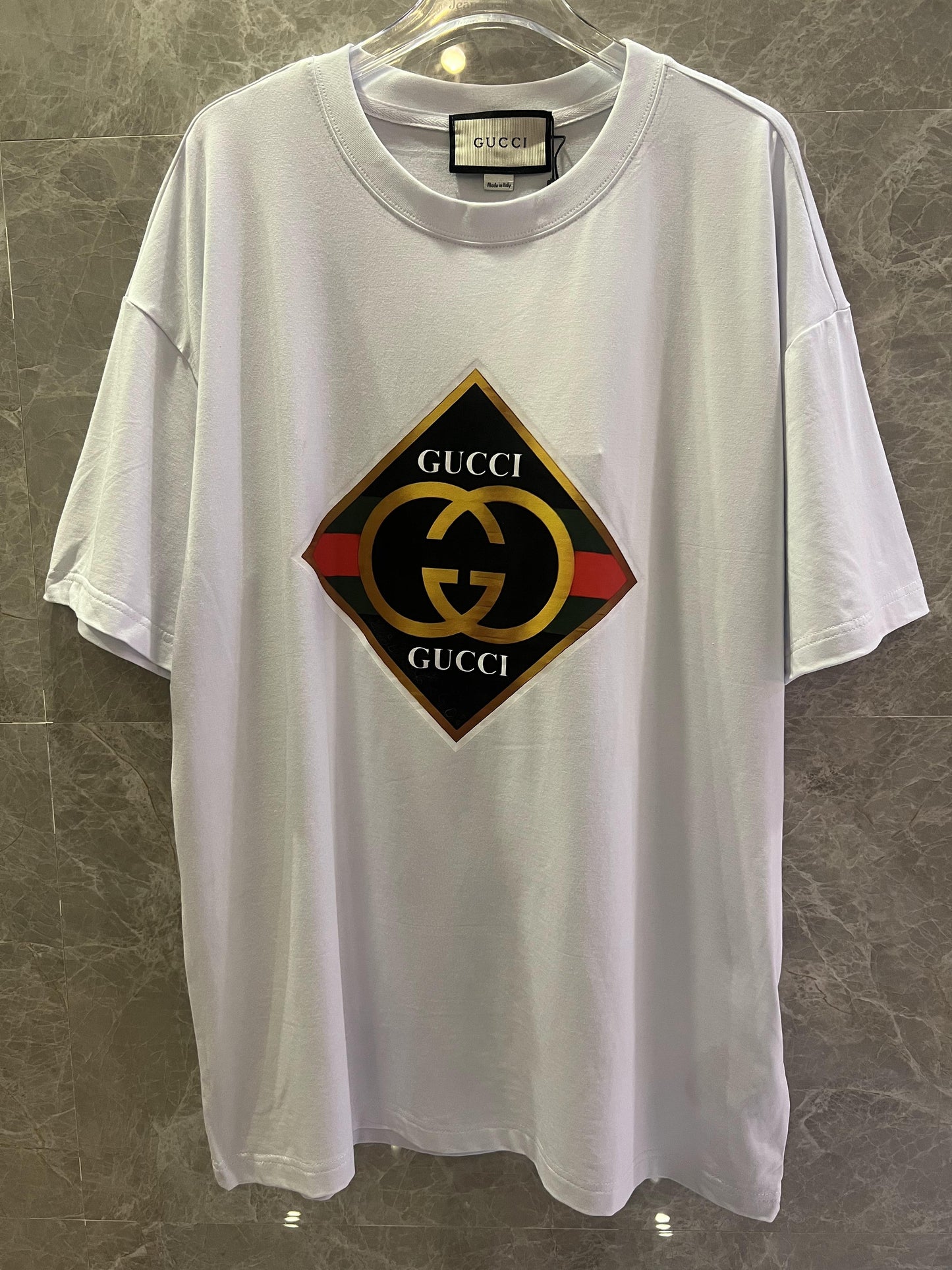 Camiseta blanca de Gucci con el icónico logotipo GG estampado