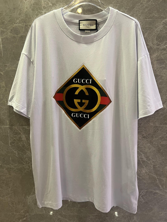 Camiseta blanca de Gucci con el icónico logotipo GG estampado