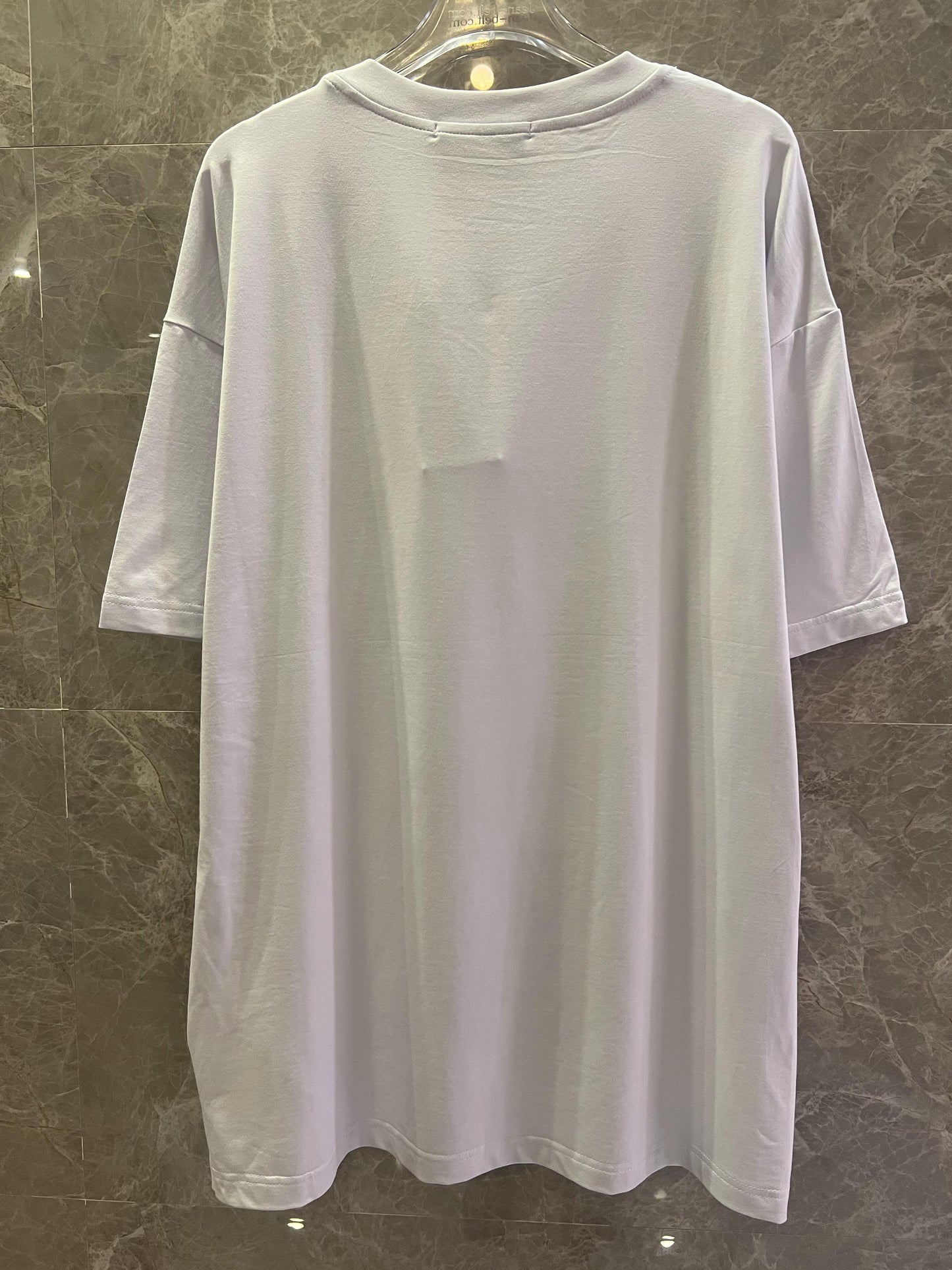Camiseta blanca de Gucci con el icónico logotipo GG estampado