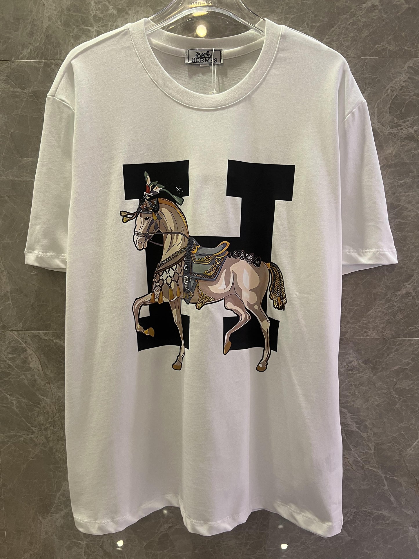 Camiseta branca com estampa de cavalo da Hermès Paris