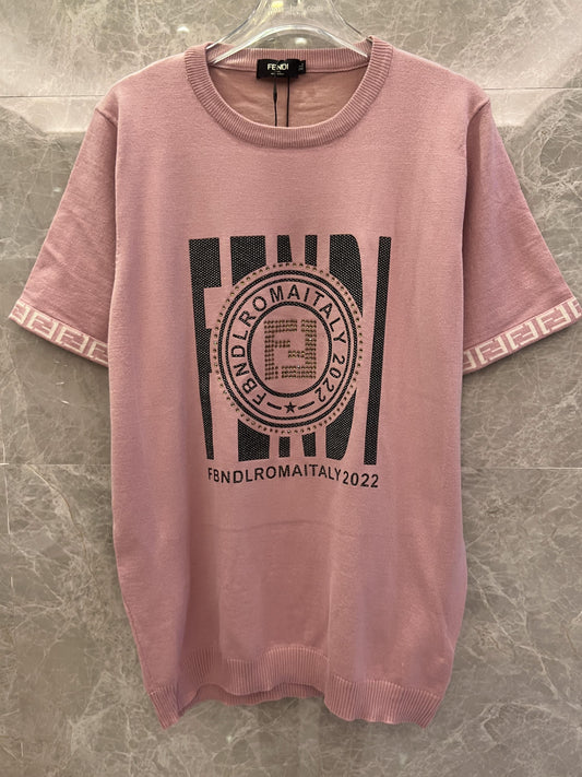 Camiseta Fendi rosa Roma Itália 2022 com logotipo