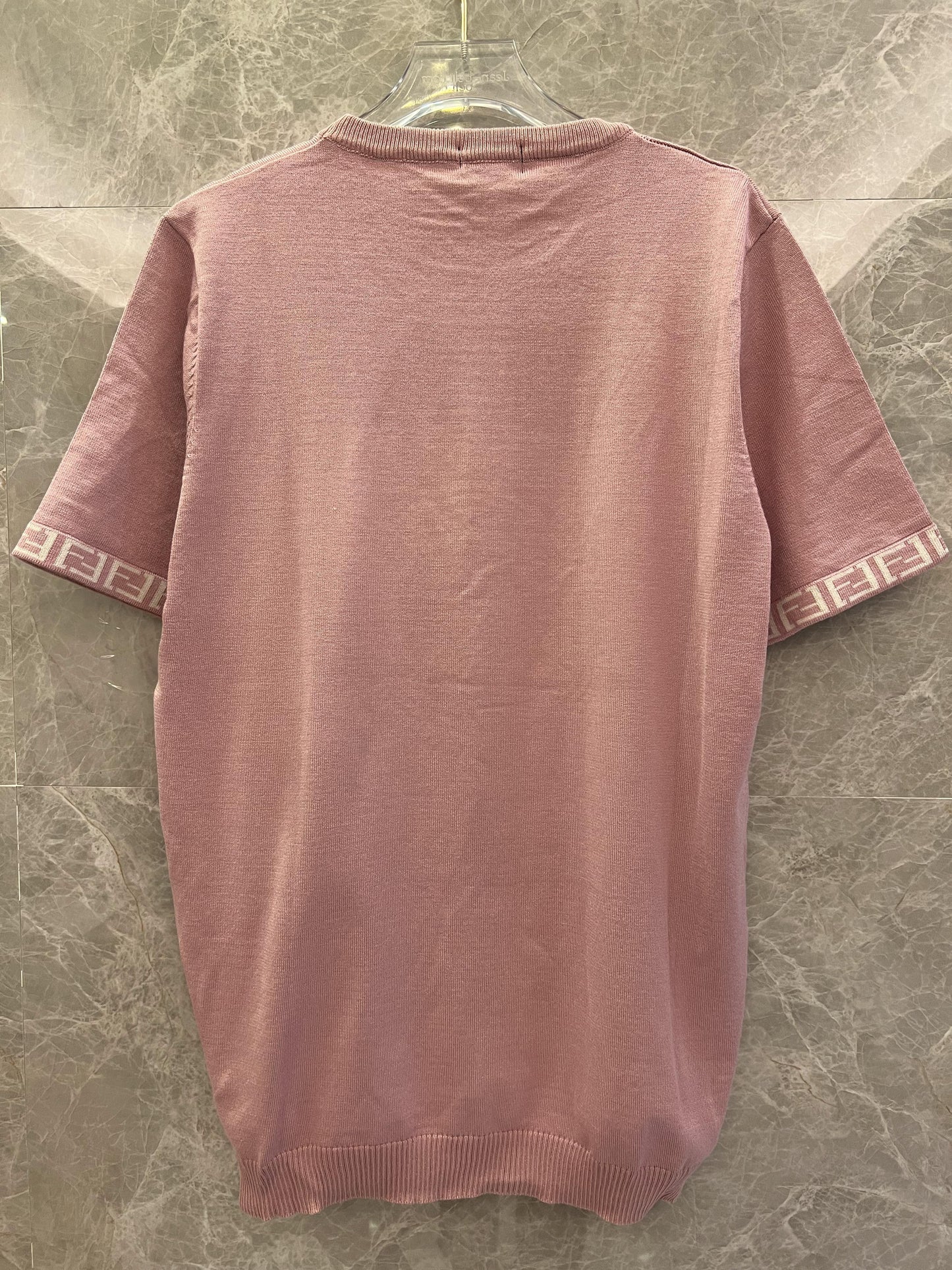 Camiseta Fendi rosa Roma Itália 2022 com logotipo