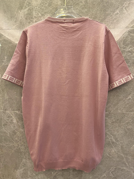 Camiseta Fendi rosa Roma Itália 2022 com logotipo