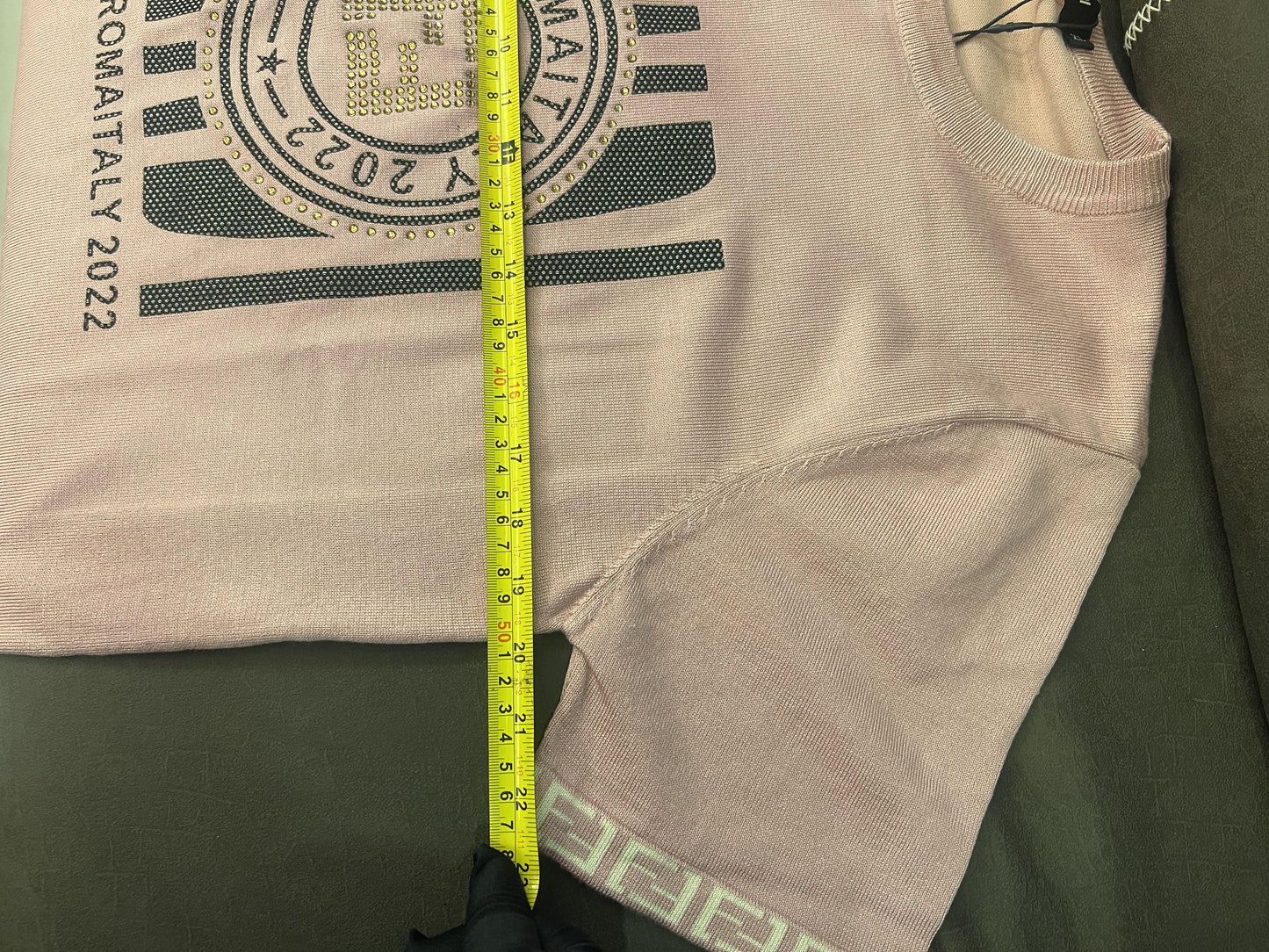 Camiseta Fendi rosa Roma Itália 2022 com logotipo