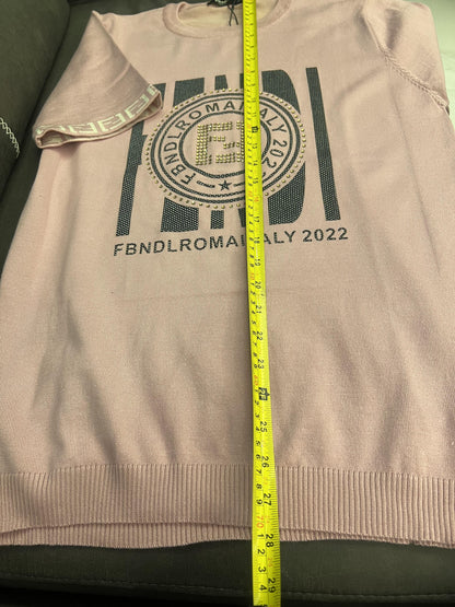 Camiseta Fendi rosa Roma Itália 2022 com logotipo