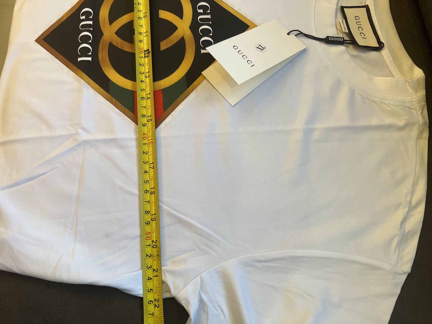 Camiseta blanca de Gucci con el icónico logotipo GG estampado