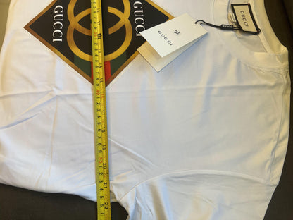 Camiseta blanca de Gucci con el icónico logotipo GG estampado