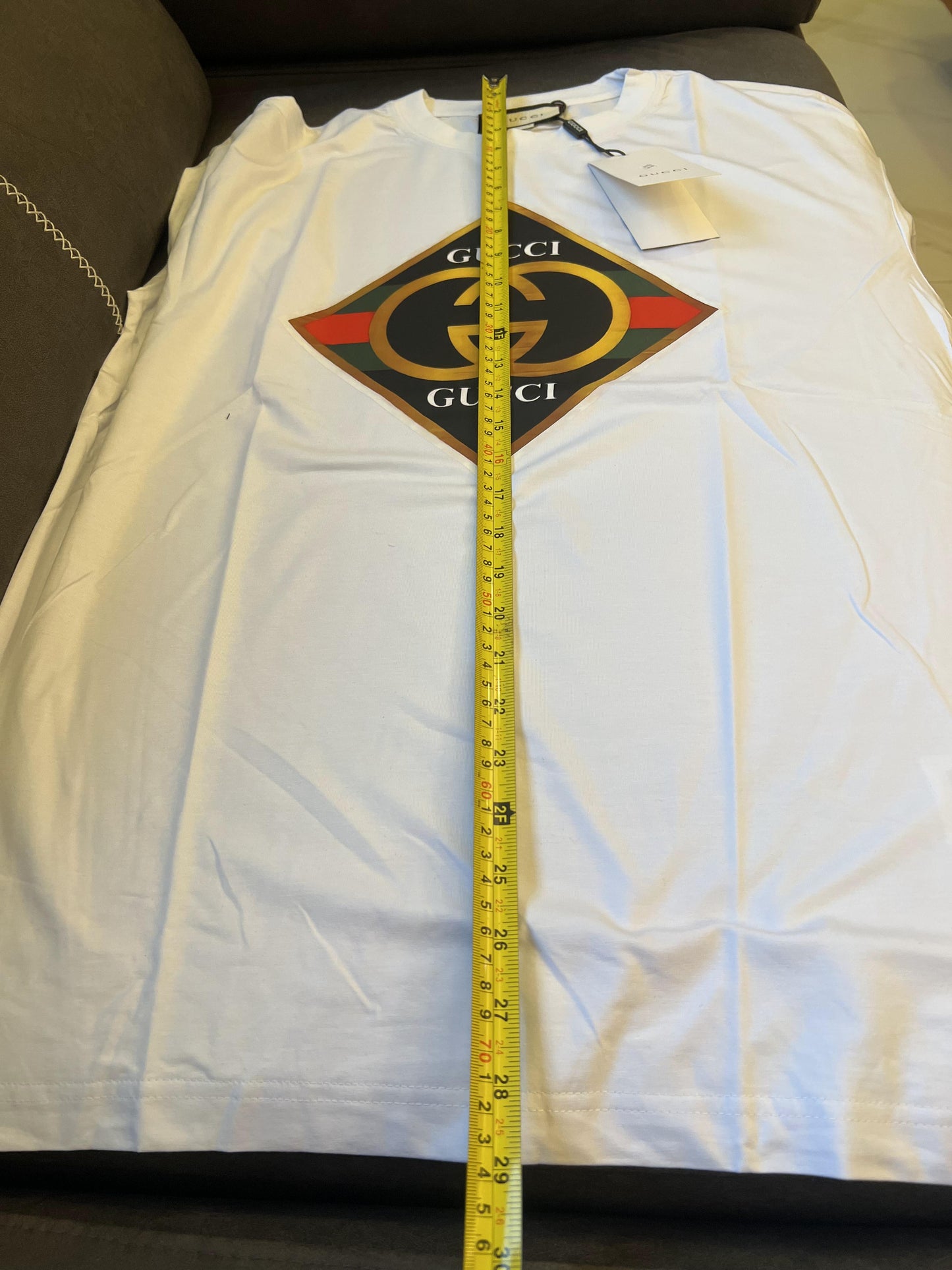 Camiseta blanca de Gucci con el icónico logotipo GG estampado