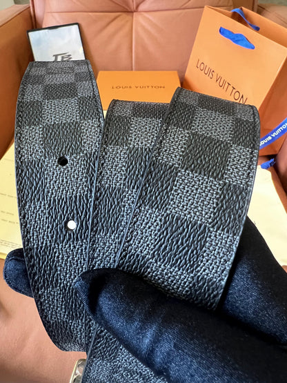 Cinturón de lona Louis Vuitton Damier Graphite con hebilla plateada con iniciales LV