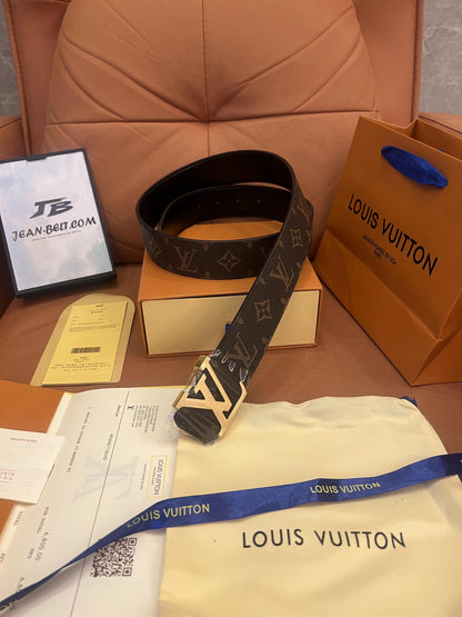 Cinturón de lona con monograma de Louis Vuitton y hebilla dorada con iniciales LV