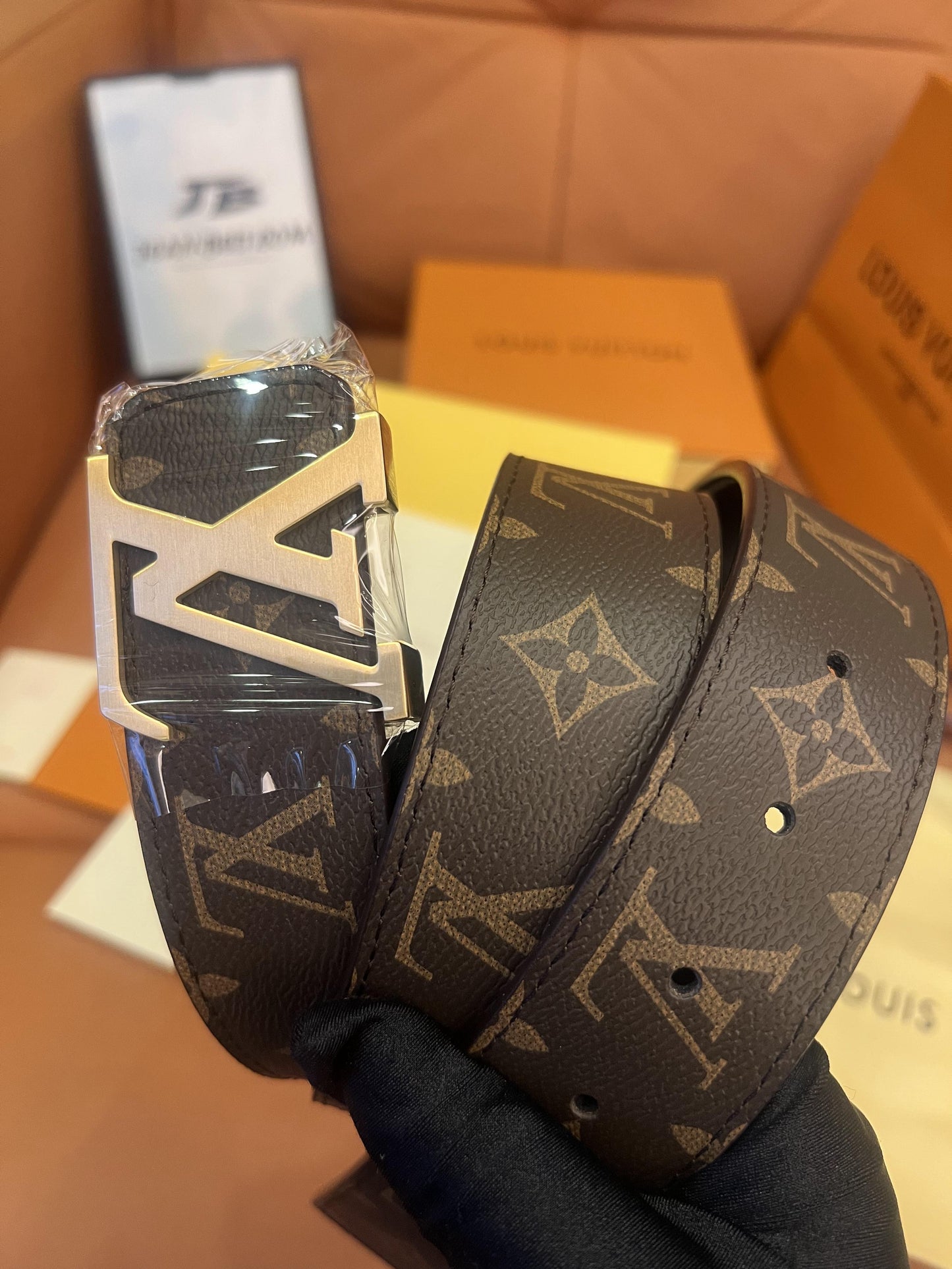 Cinturón de lona con monograma de Louis Vuitton y hebilla dorada con iniciales LV