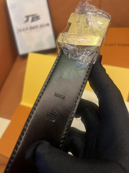 Cinturón de lona con monograma de Louis Vuitton y hebilla dorada con iniciales LV