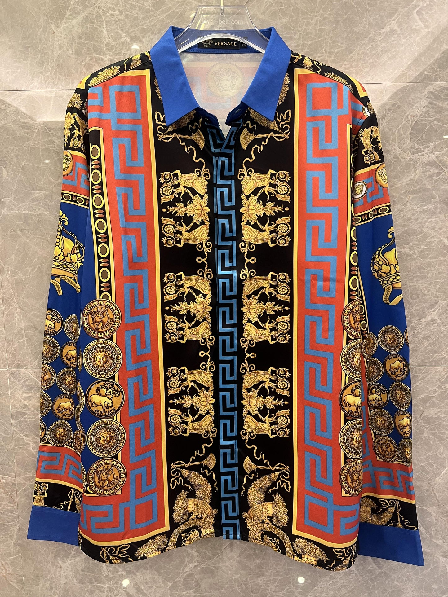 Camisa de seda con estampado barroco de Versace y diseño de medallón real