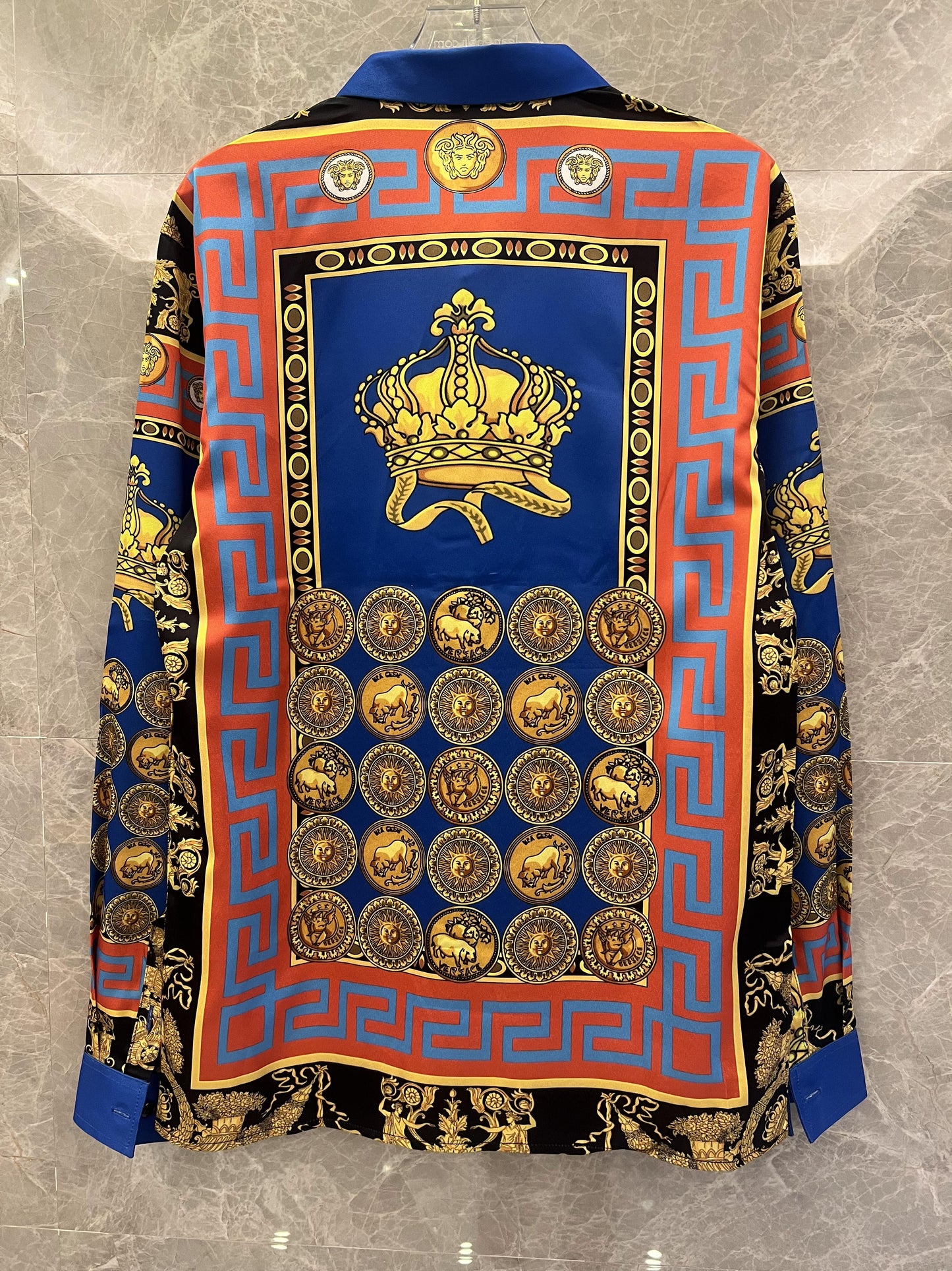 Camisa de seda con estampado barroco de Versace y diseño de medallón real