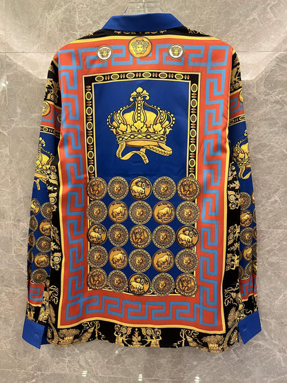 Camisa de seda con estampado barroco de Versace y diseño de medallón real