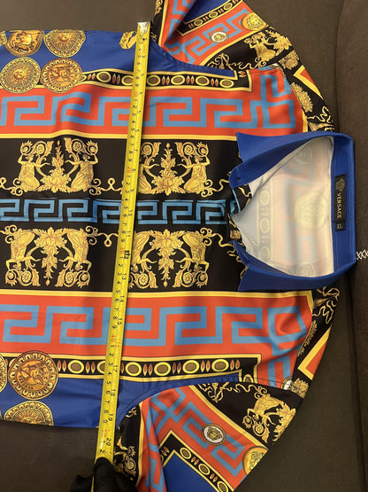Camisa de seda con estampado barroco de Versace y diseño de medallón real