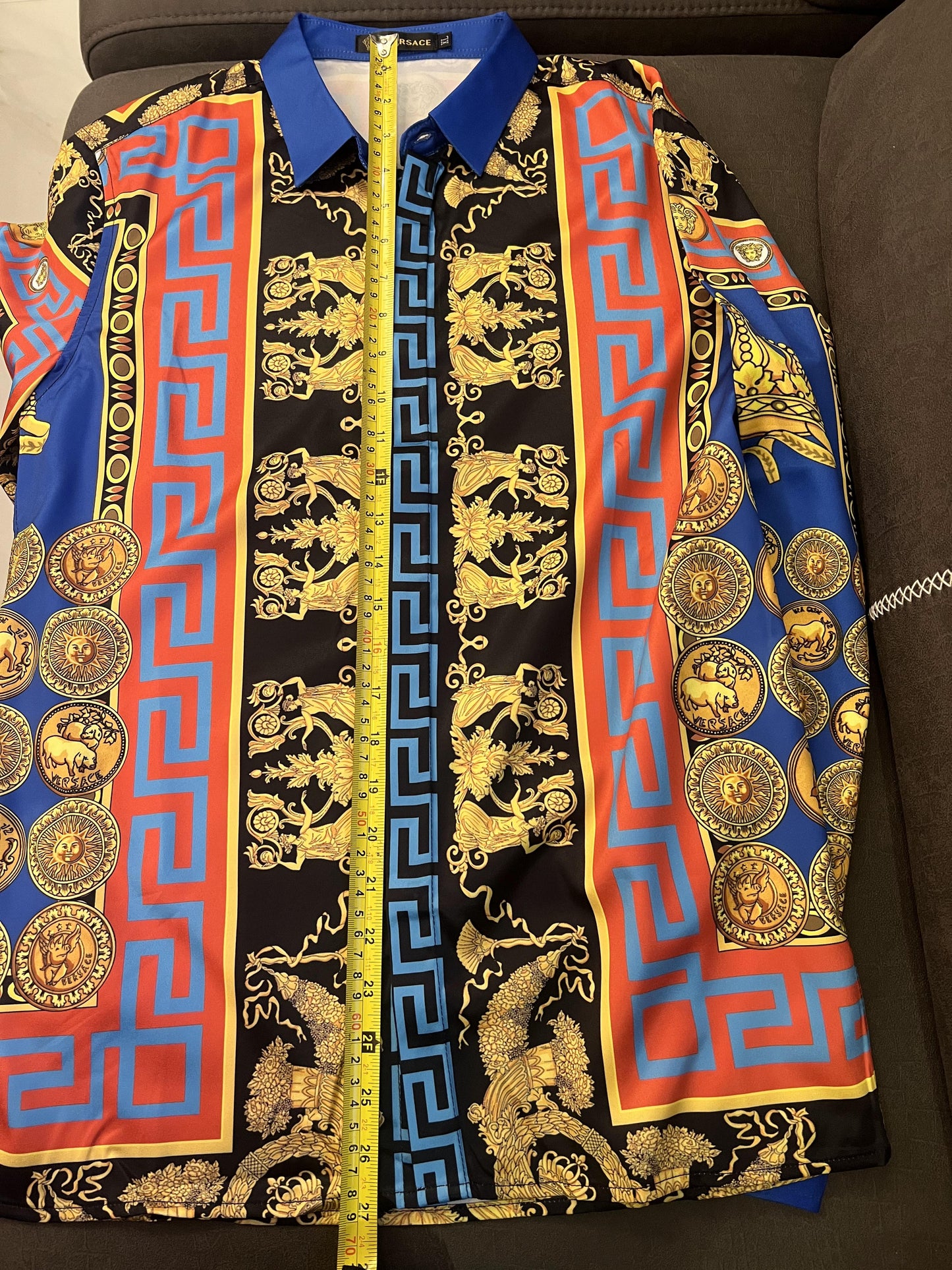 Camisa de seda con estampado barroco de Versace y diseño de medallón real