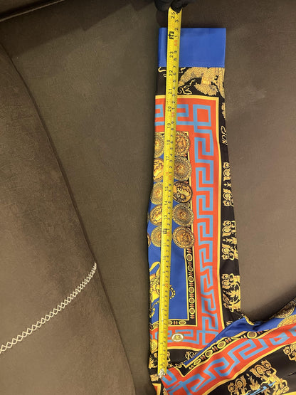 Camisa de seda con estampado barroco de Versace y diseño de medallón real