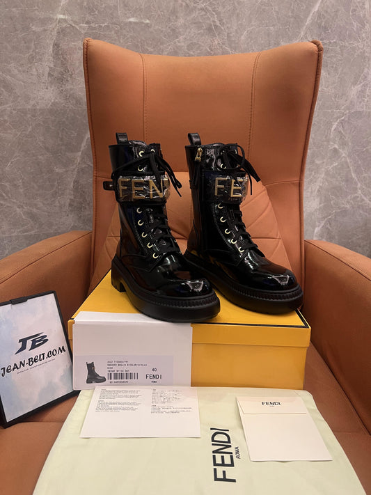 Botas moteras Fendi en color negro