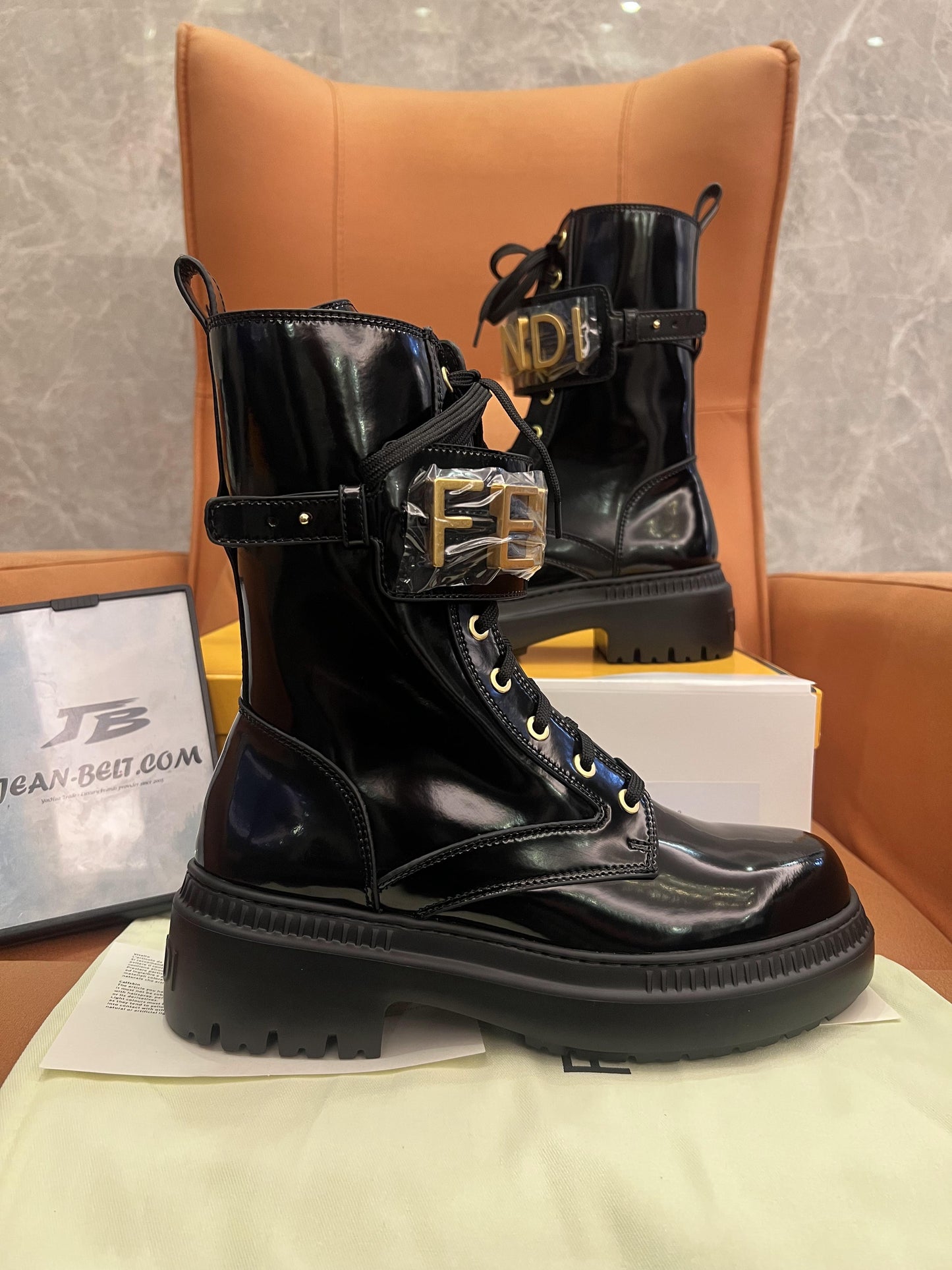 Botas moteras Fendi en color negro