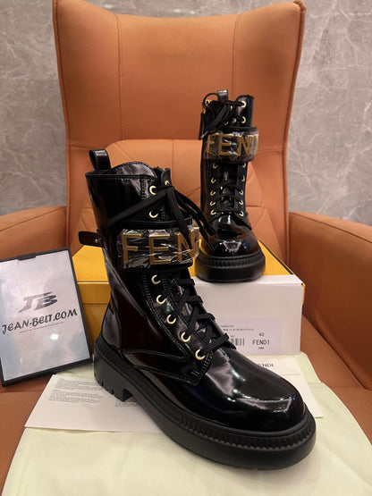 Botas moteras Fendi en color negro