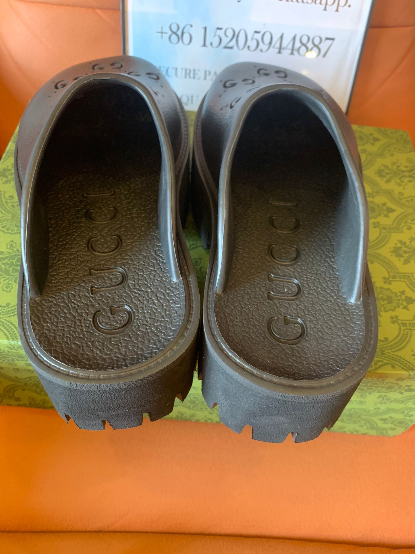 Tamancos plataforma de couro preto com logotipo Gucci GG
