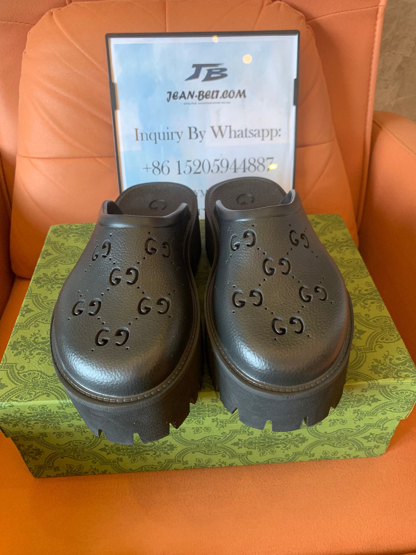 Tamancos plataforma de couro preto com logotipo Gucci GG