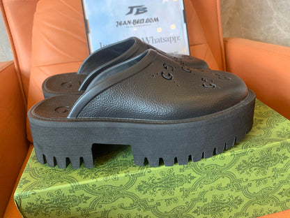 Tamancos plataforma de couro preto com logotipo Gucci GG