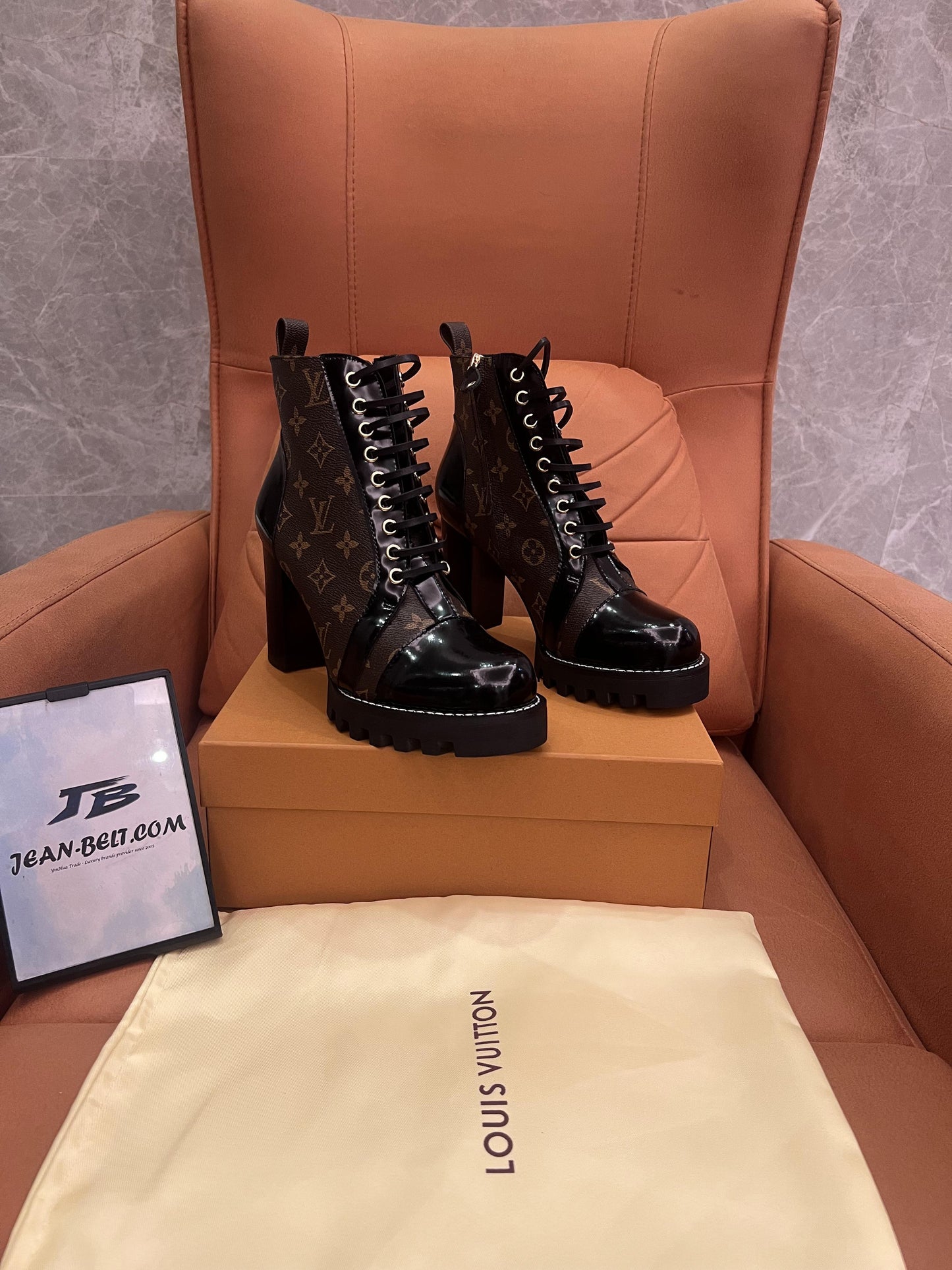 Botas de cano curto Louis Vuitton Star Trail em lona com monograma
