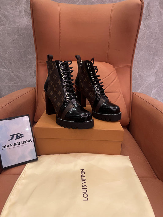 Botas de cano curto Louis Vuitton Star Trail em lona com monograma