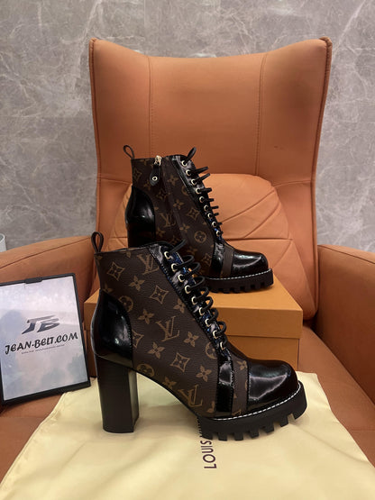 Botas de cano curto Louis Vuitton Star Trail em lona com monograma