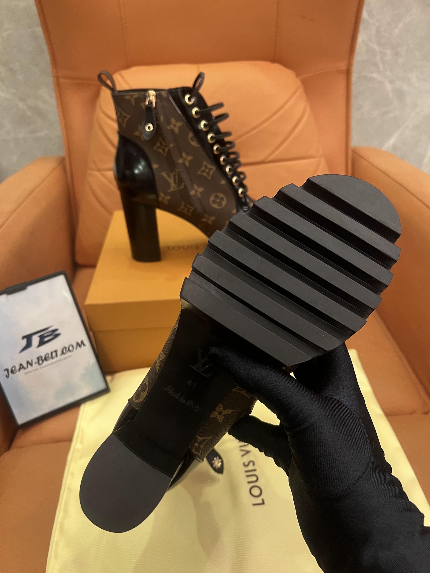 Botas de cano curto Louis Vuitton Star Trail em lona com monograma