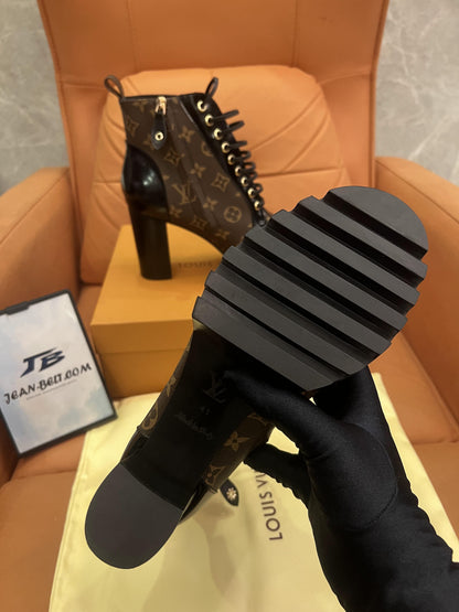 Botas de cano curto Louis Vuitton Star Trail em lona com monograma