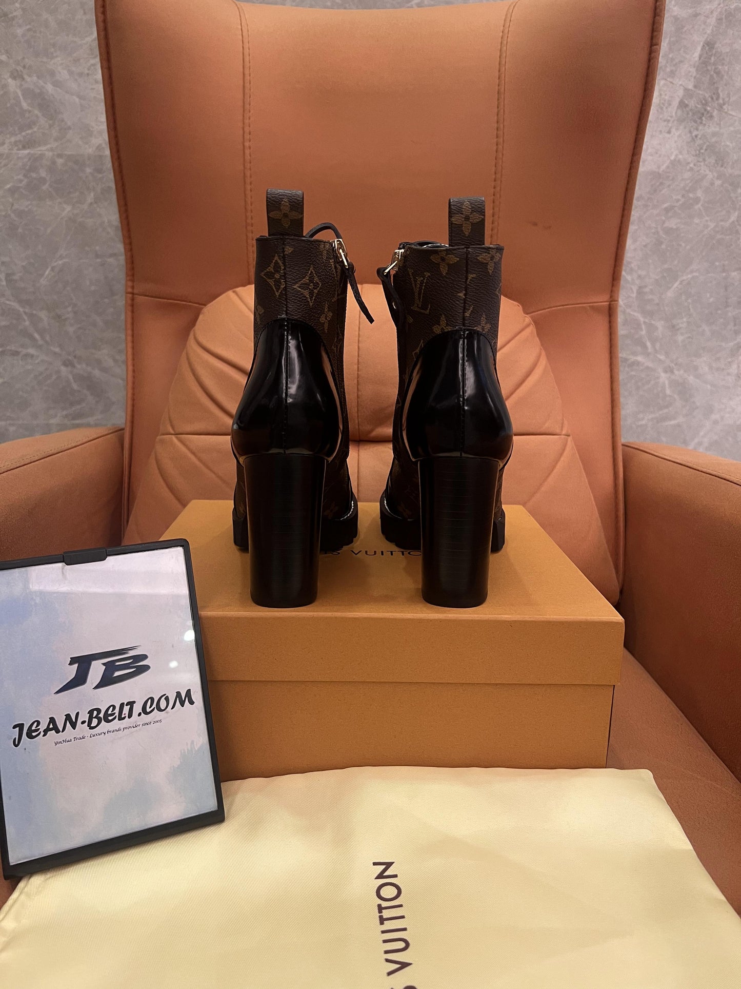 Botas de cano curto Louis Vuitton Star Trail em lona com monograma