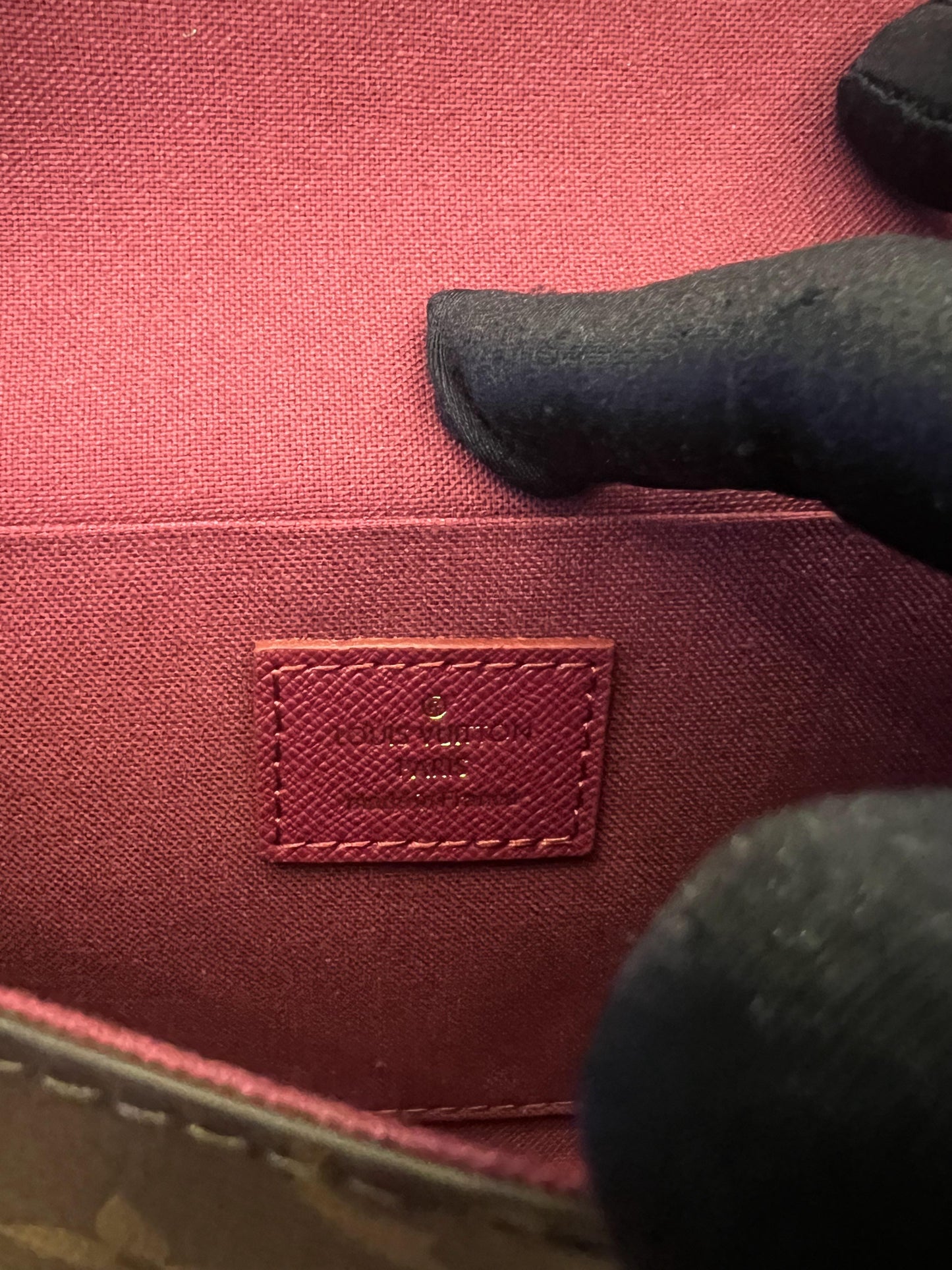 Cartera con cadena Felicie y pochette con monograma de Louis Vuitton fucsia