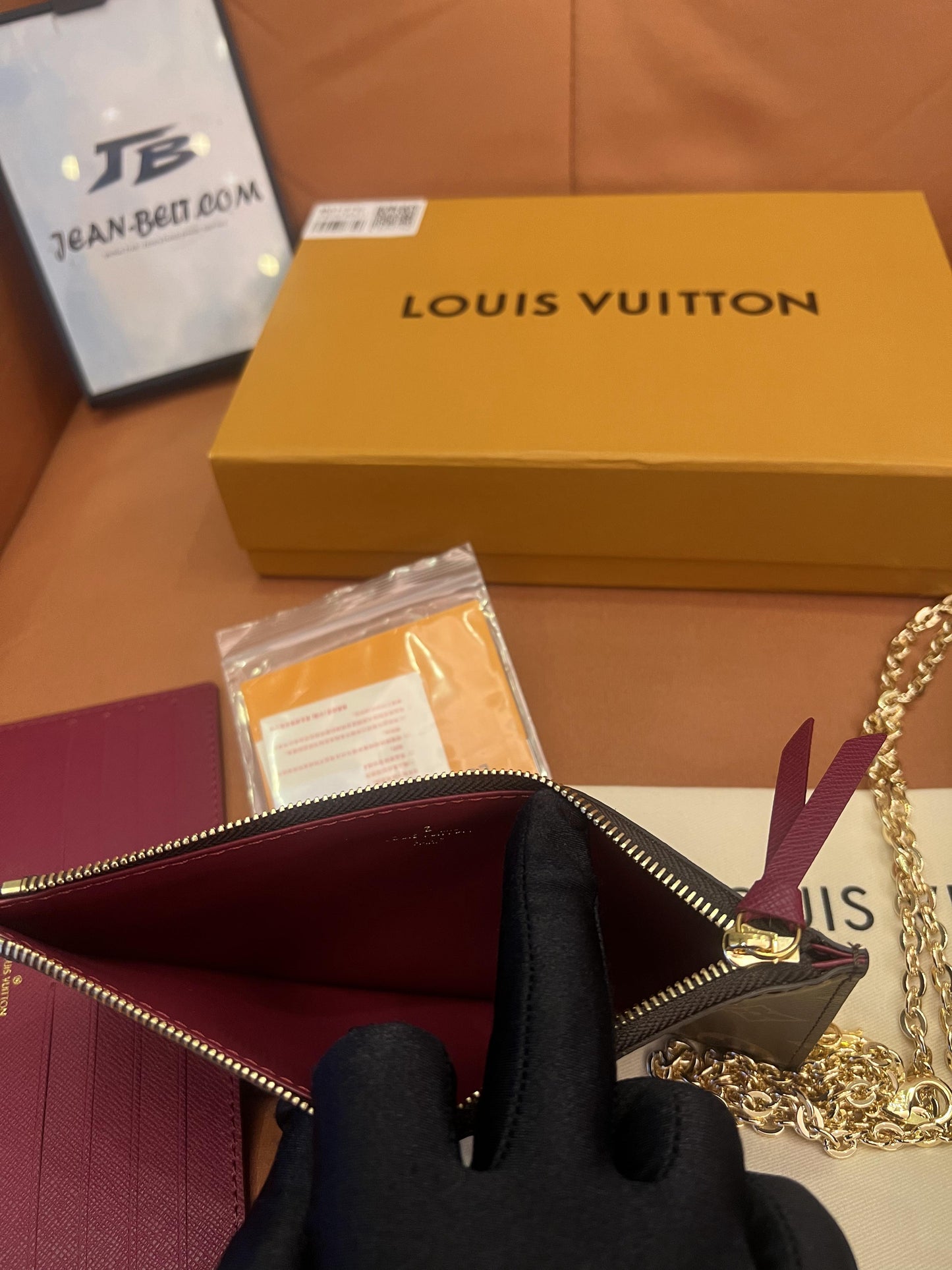 Cartera con cadena Felicie y pochette con monograma de Louis Vuitton fucsia