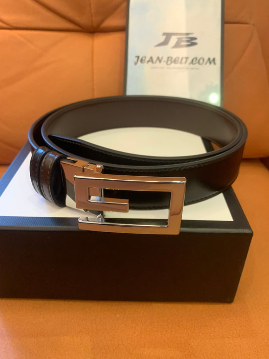 Cinto Gucci de couro preto com fivela GG prateada