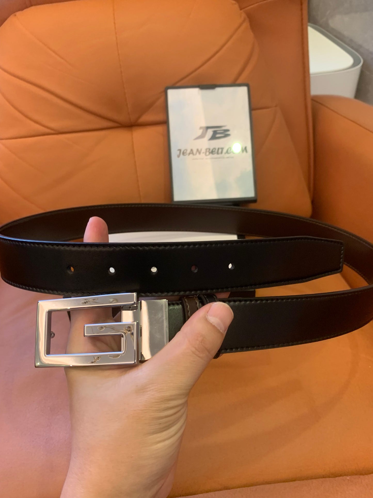 Cinturón Gucci de piel negra con hebilla GG plateada