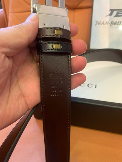 Cinturón Gucci de piel negra con hebilla GG plateada