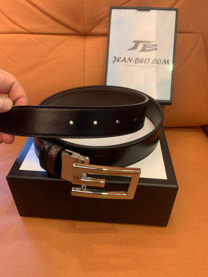 Cinturón Gucci de piel negra con hebilla GG plateada