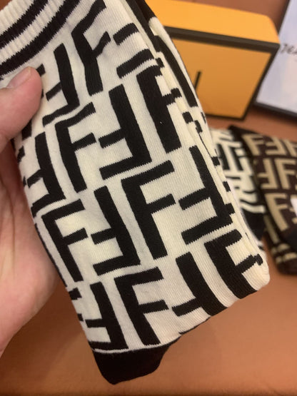 Conjunto de meias Fendi com estampa FF em caixa para presente