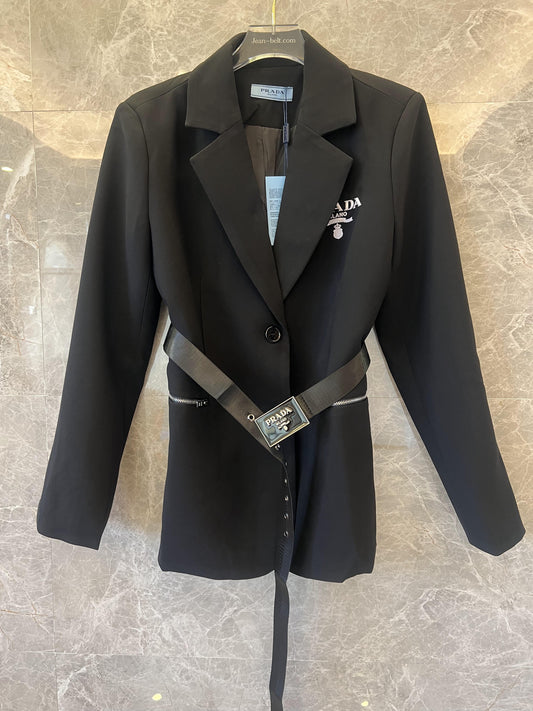 Blazer de mujer Prada con cinturón en color negro