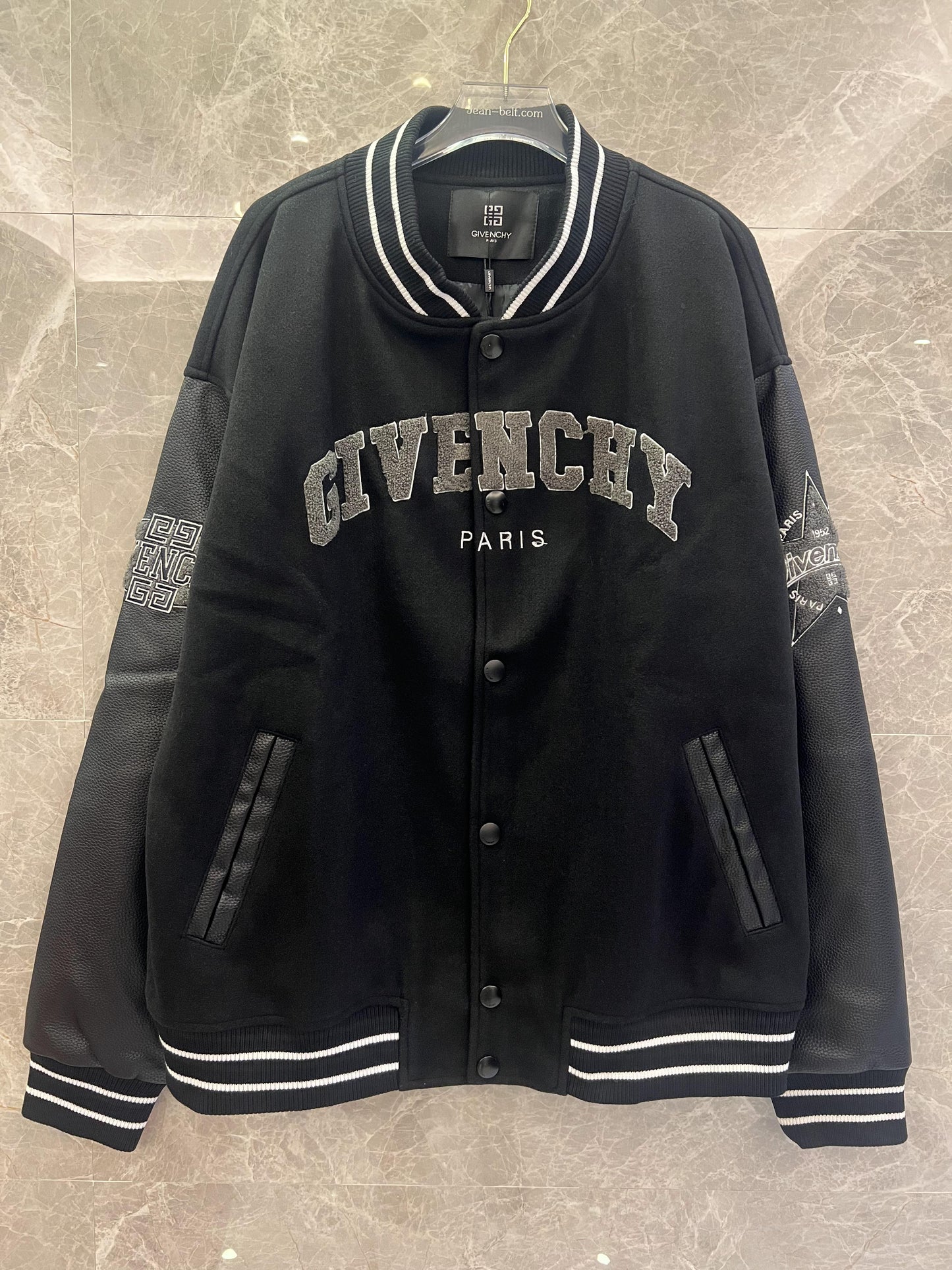 Chaqueta universitaria negra de Givenchy con bordado característico